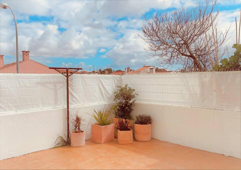 Cozy Apartment With Private Courtyard Barcarena Exterior foto